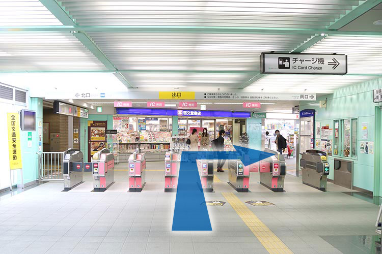 改札を出て右折します